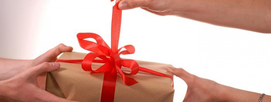 الهدية وأثرها في النفوس - لماذا نشتري الهدايا