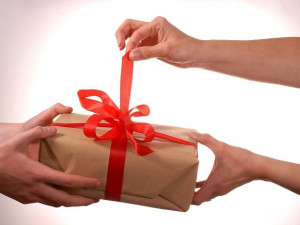 الهدية وأثرها في النفوس - لماذا نشتري الهدايا