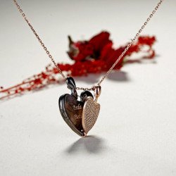 قلادة قلبين متعانقين قلادة قلبين متعانقين