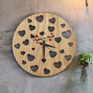 ساعة خشبية بقلوب حمراء  ساعة خشبية بقلوب حمراء