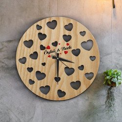 ساعة خشبية بقلوب حمراء  ساعة خشبية بقلوب حمراء