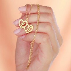 قلادة قلوب متعانقة بحرفين  قلادة قلوب متعانقة بحرفين